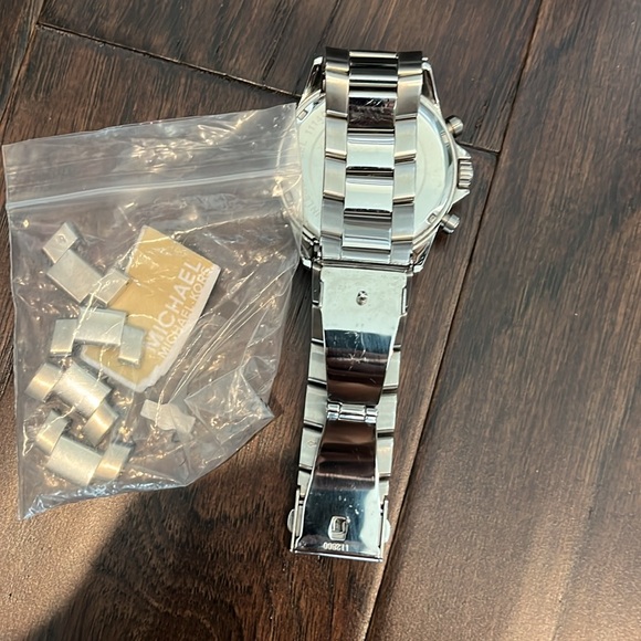 Michael Kors Men’s Watch in great condition. Only worn a couple times - Picture 3 of 4